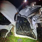 Carro colidido em poste após acidente fatal no Paraná