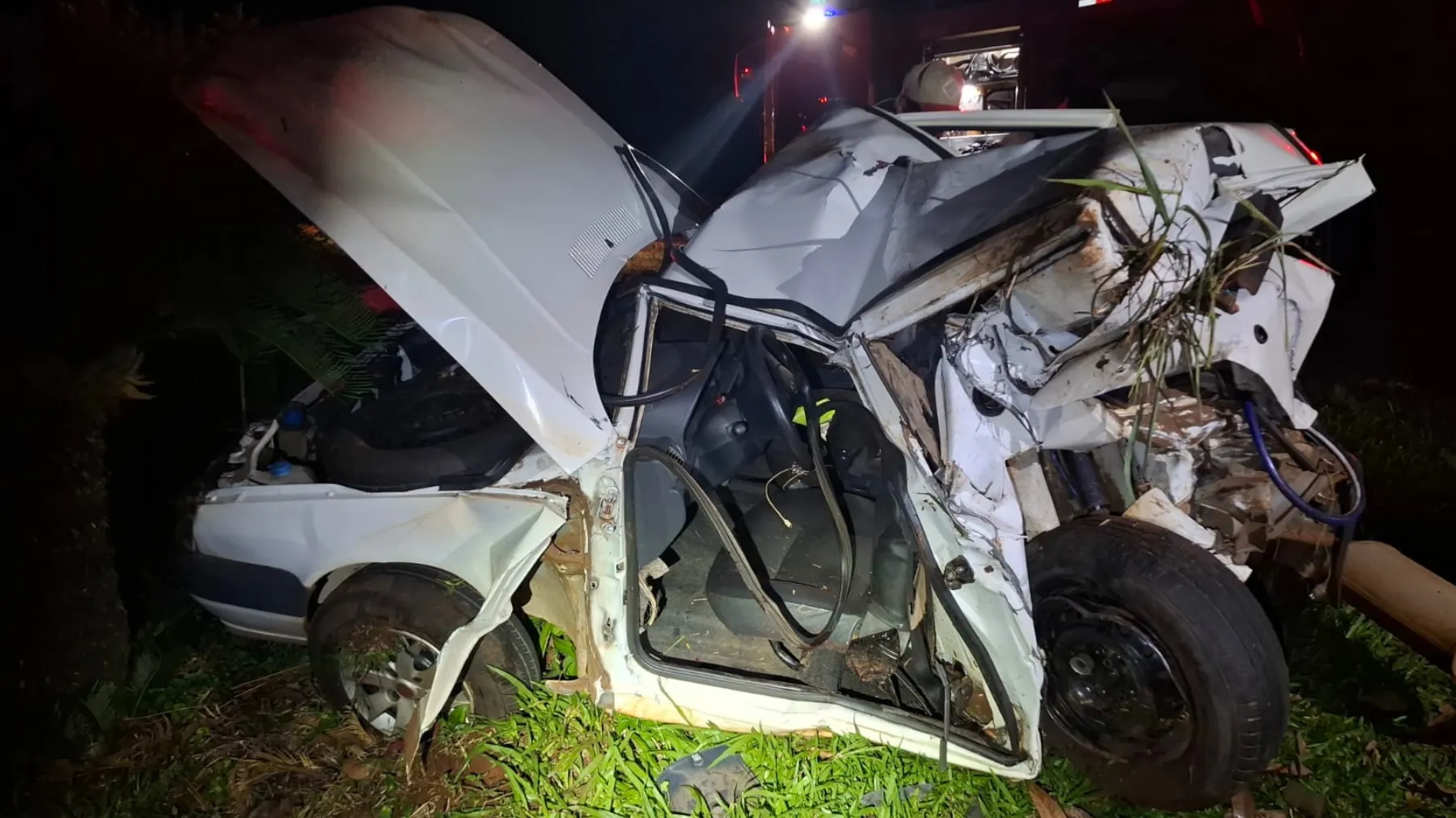 Carro colidido em poste após acidente fatal no Paraná