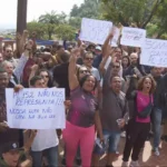 Manifestação de motoristas e entregadores de aplicativo em Belo Horizonte contra a regulamentação governamental, com cartazes visíveis.