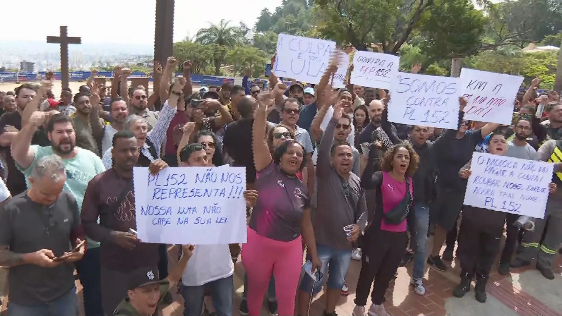 Manifestação de motoristas e entregadores de aplicativo em Belo Horizonte contra a regulamentação governamental, com cartazes visíveis.