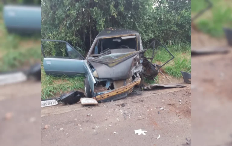 Dois veículos destruídos após acidente fatal na SP-321