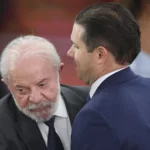 Grupo de trabalhadores de apps em frente ao Congresso, debatendo a regulamentação