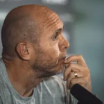 Mozart, treinador do Ceará, em campo, após a derrota para o Atlético-MG.