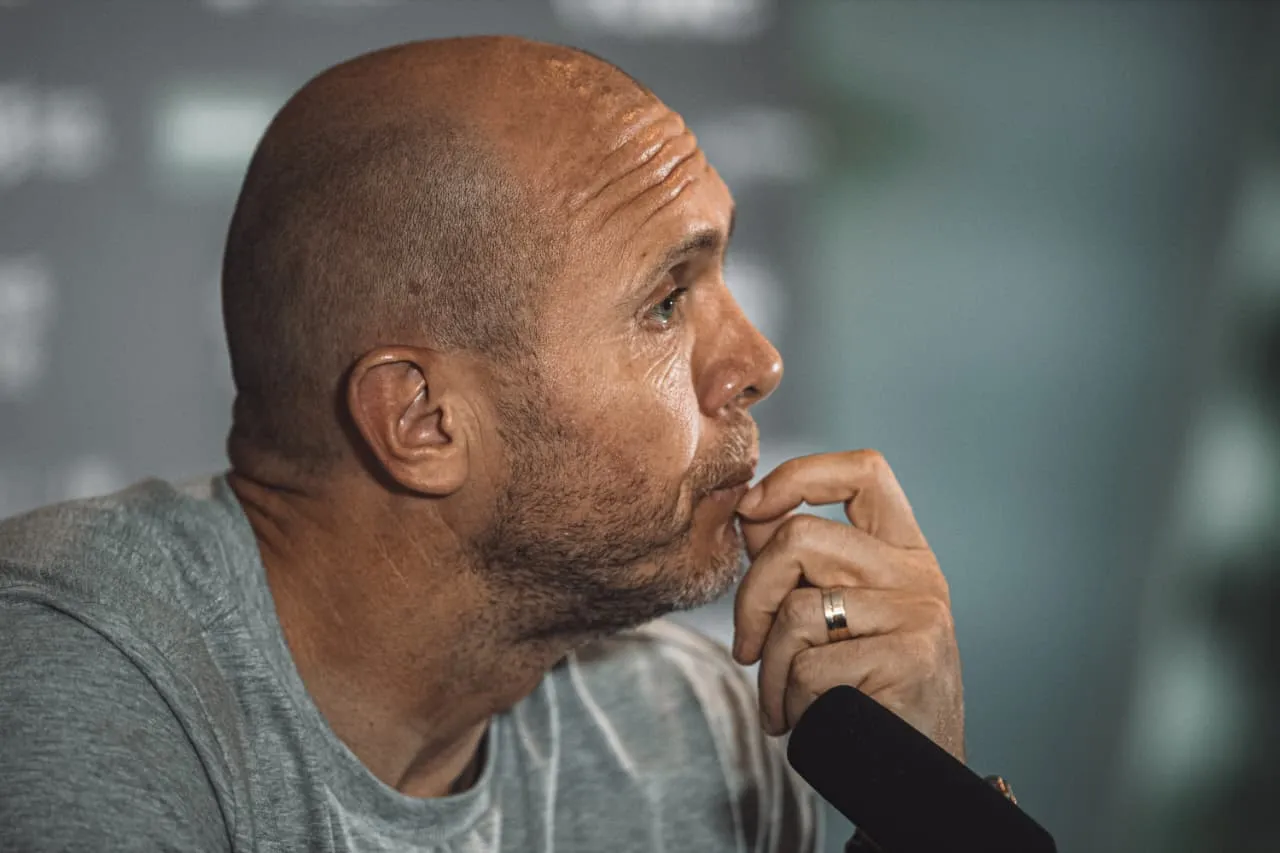 Mozart, treinador do Ceará, em campo, após a derrota para o Atlético-MG.