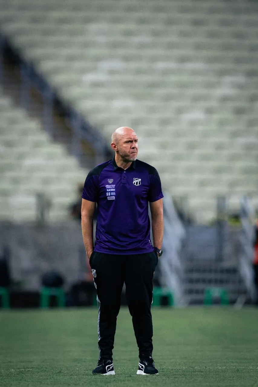 Ceará em campo, jogadores comemorando gol na Série B