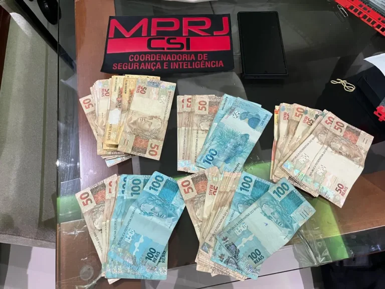 Dinheiro, drogas e munição apreendidos na casa de PMs no Rio de Janeiro