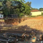 Equipe de resgate e investigação em obra na USP Piracicaba após acidente com trabalhador soterrado.
