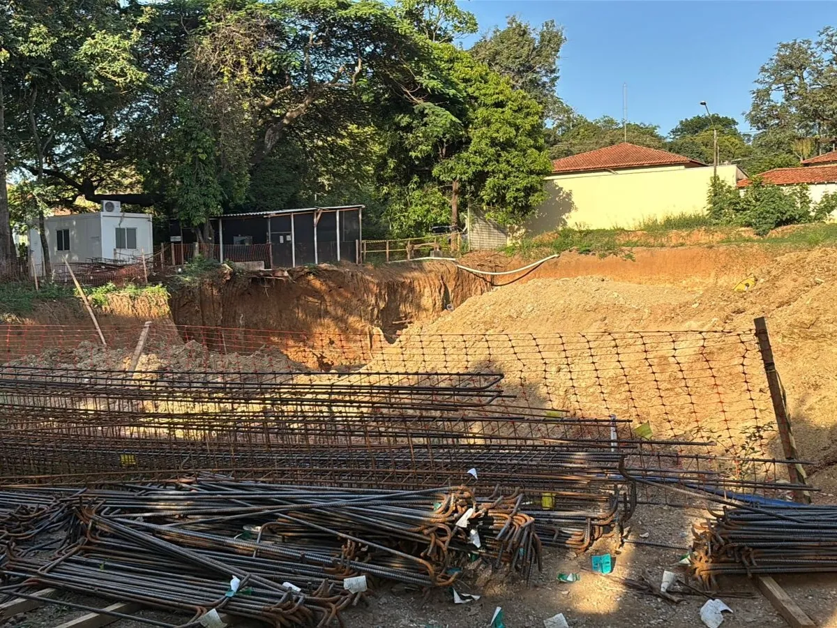 Equipe de resgate e investigação em obra na USP Piracicaba após acidente com trabalhador soterrado.