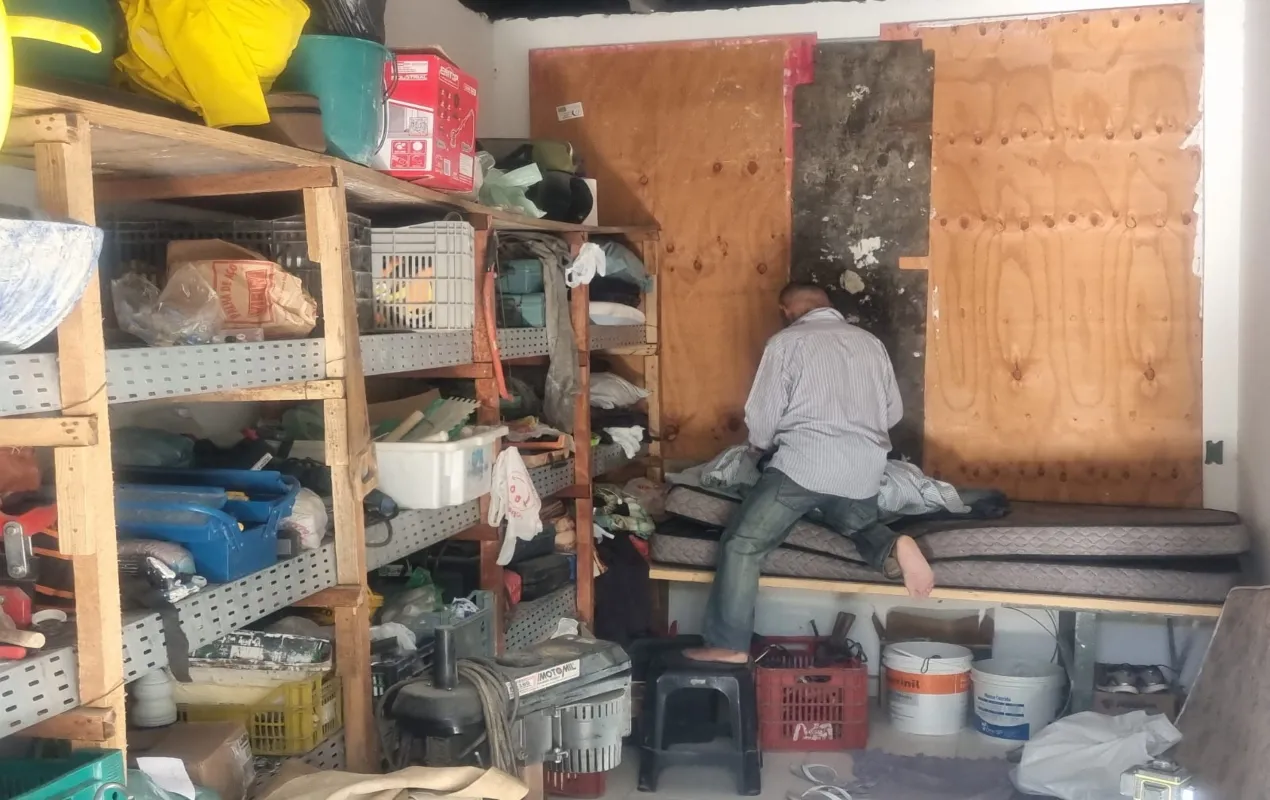 Alojamento precário em obra pública de Conchas, onde trabalhadores foram resgatados em condições análogas à escravidão.