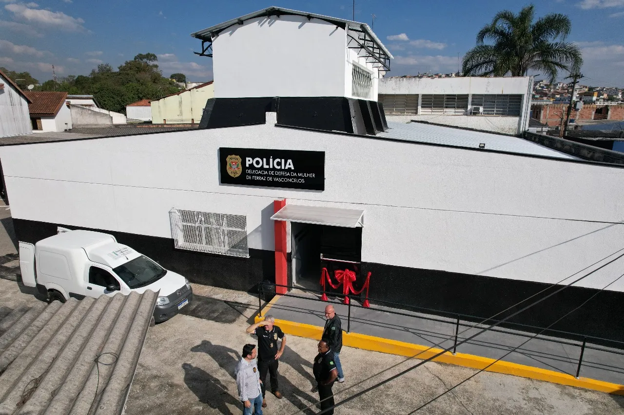 Mulher pensativa após violência doméstica em Ferraz de Vasconcelos