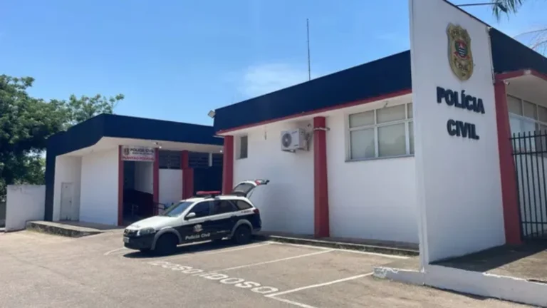 Cena de crime noturna em Salto com luzes de polícia