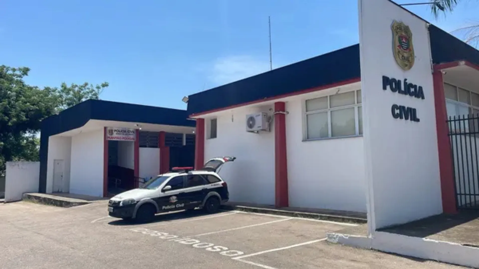 Cena de crime noturna em Salto com luzes de polícia