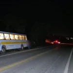 Rodovia MG-446 com veículos de emergência após acidente fatal