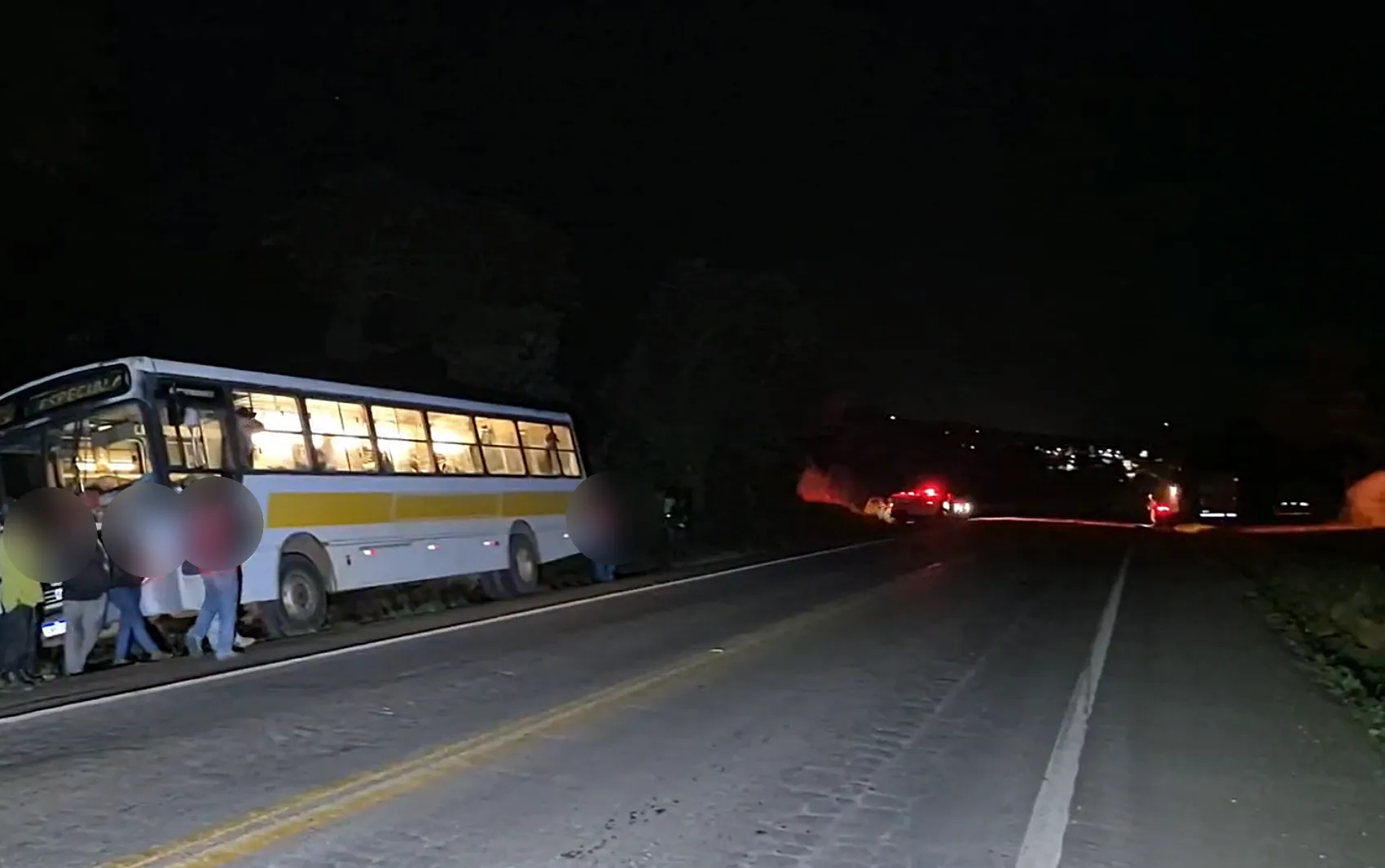 Rodovia MG-446 com veículos de emergência após acidente fatal