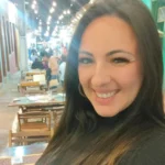 Silhueta de mulher em ambiente doméstico, simbolizando a vítima de feminicídio na Bahia