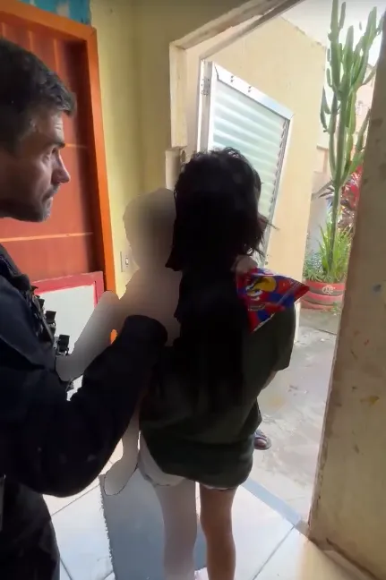 Mulher e criança sendo libertadas pela polícia de um cárcere privado na Baixada Fluminense