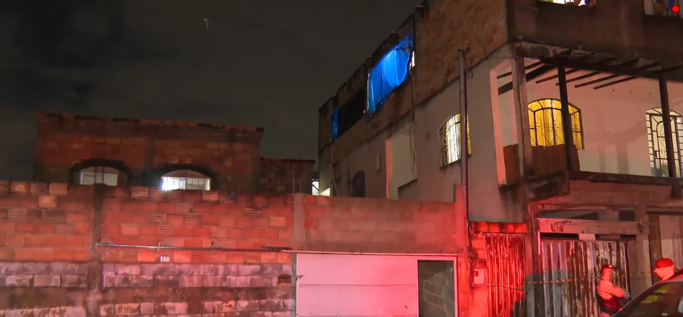 Polícia Militar e perícia em local de feminicídio em Ribeirão das Neves