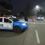 Crianças suadas em carro fechado, abandono de incapaz, Petrópolis, calor em veículo.