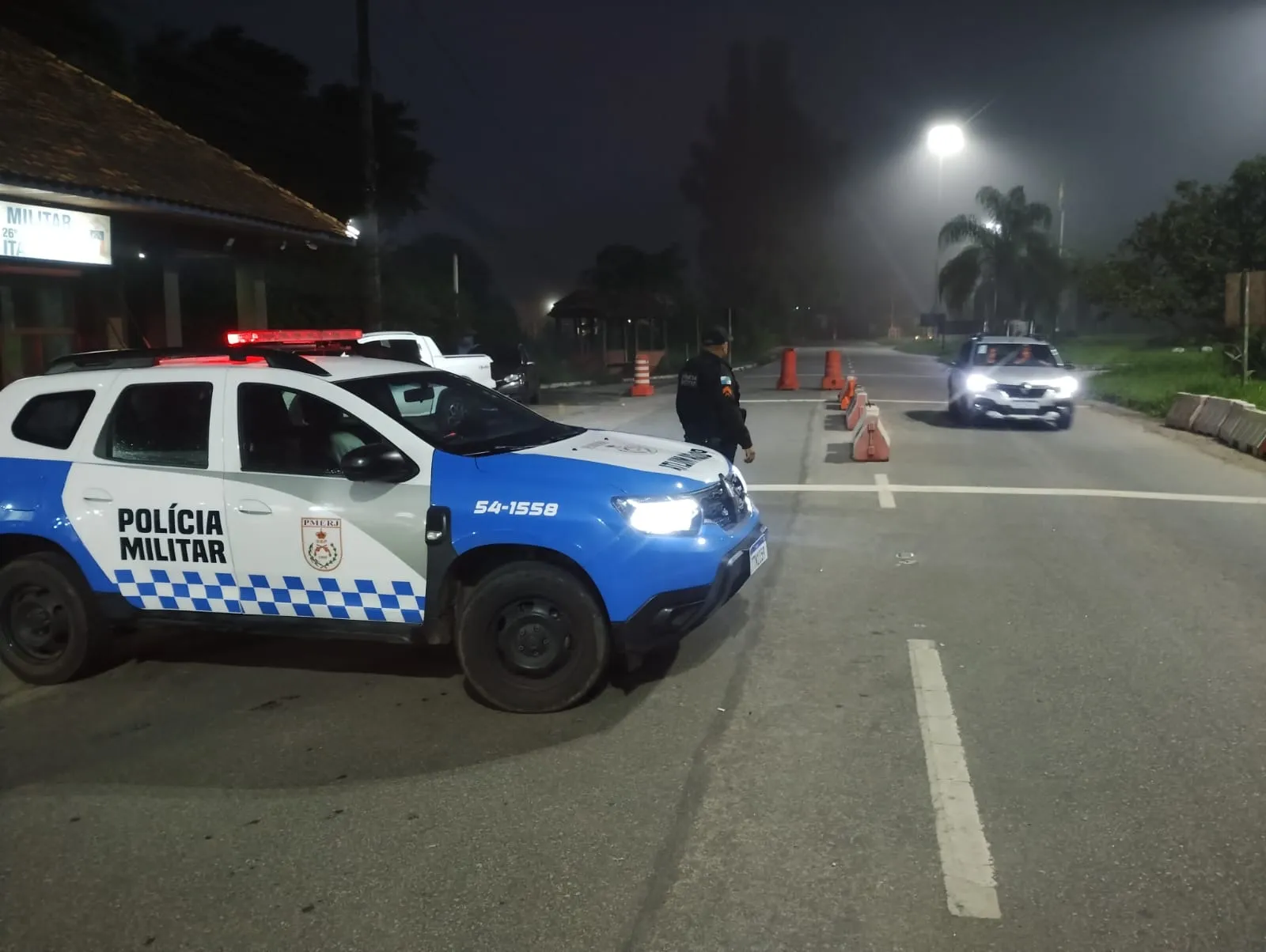 Crianças suadas em carro fechado, abandono de incapaz, Petrópolis, calor em veículo.
