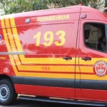 Bombeiros socorrendo vítima de queimaduras na cozinha