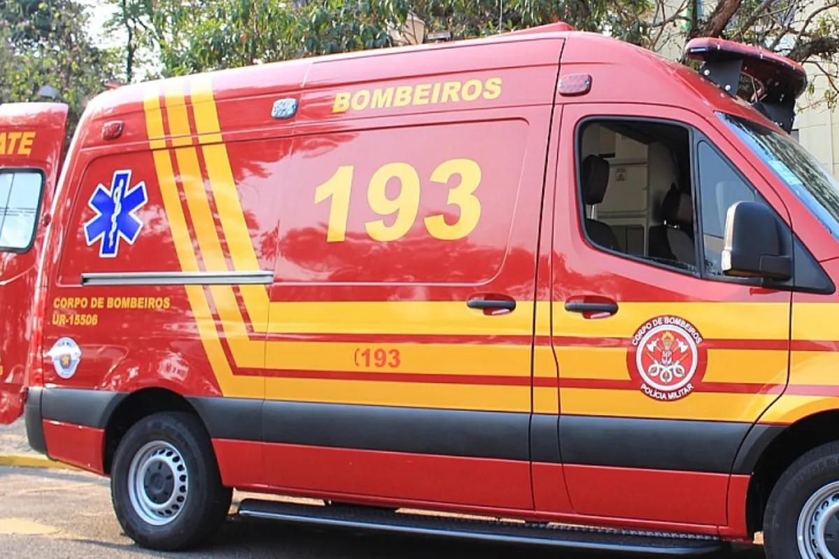Bombeiros socorrendo vítima de queimaduras na cozinha