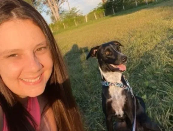 Explosão de carreta na Via Dutra, Barra Mansa, RJ, com fumaça e destroços na pista.