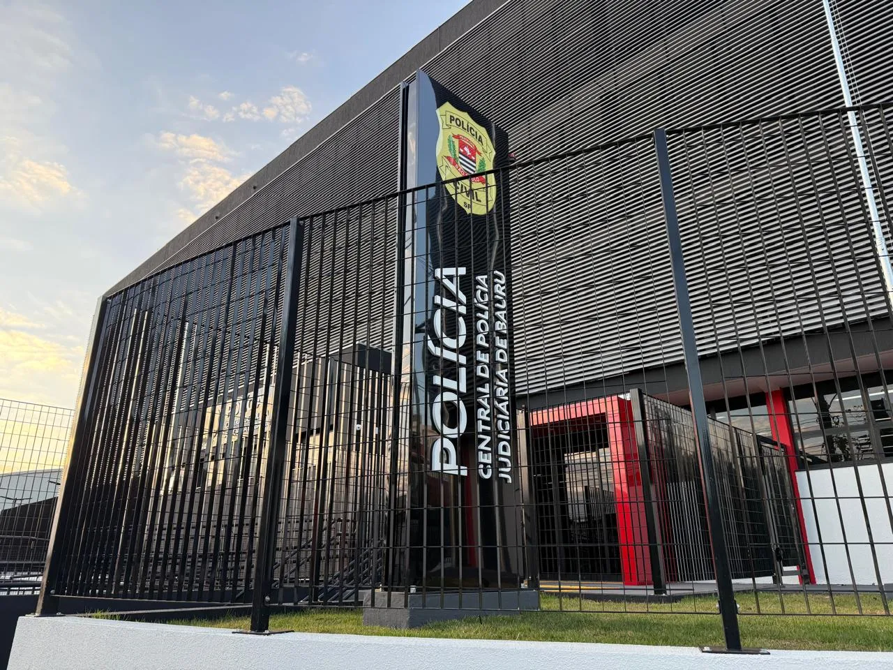 Cena de acidente noturno na Rodovia Cesário José de Castilho em Bauru, com viaturas e perícia.