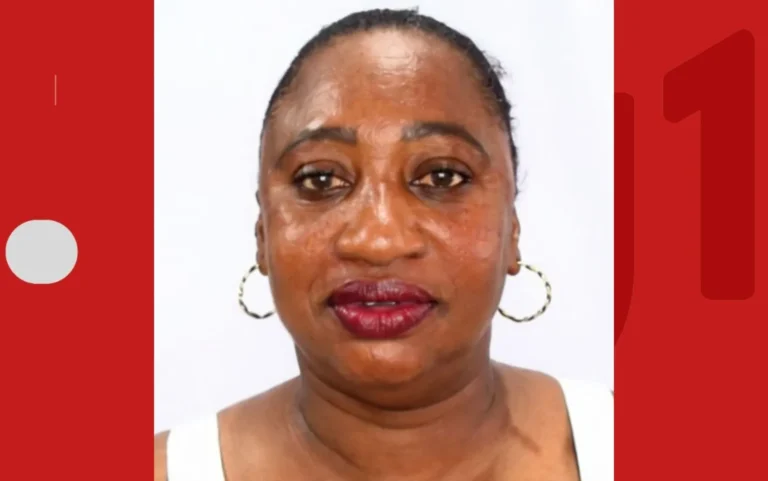 Patrulhamento policial em Pelourinho, Salvador, com turistas caminhando entre edifícios coloridos