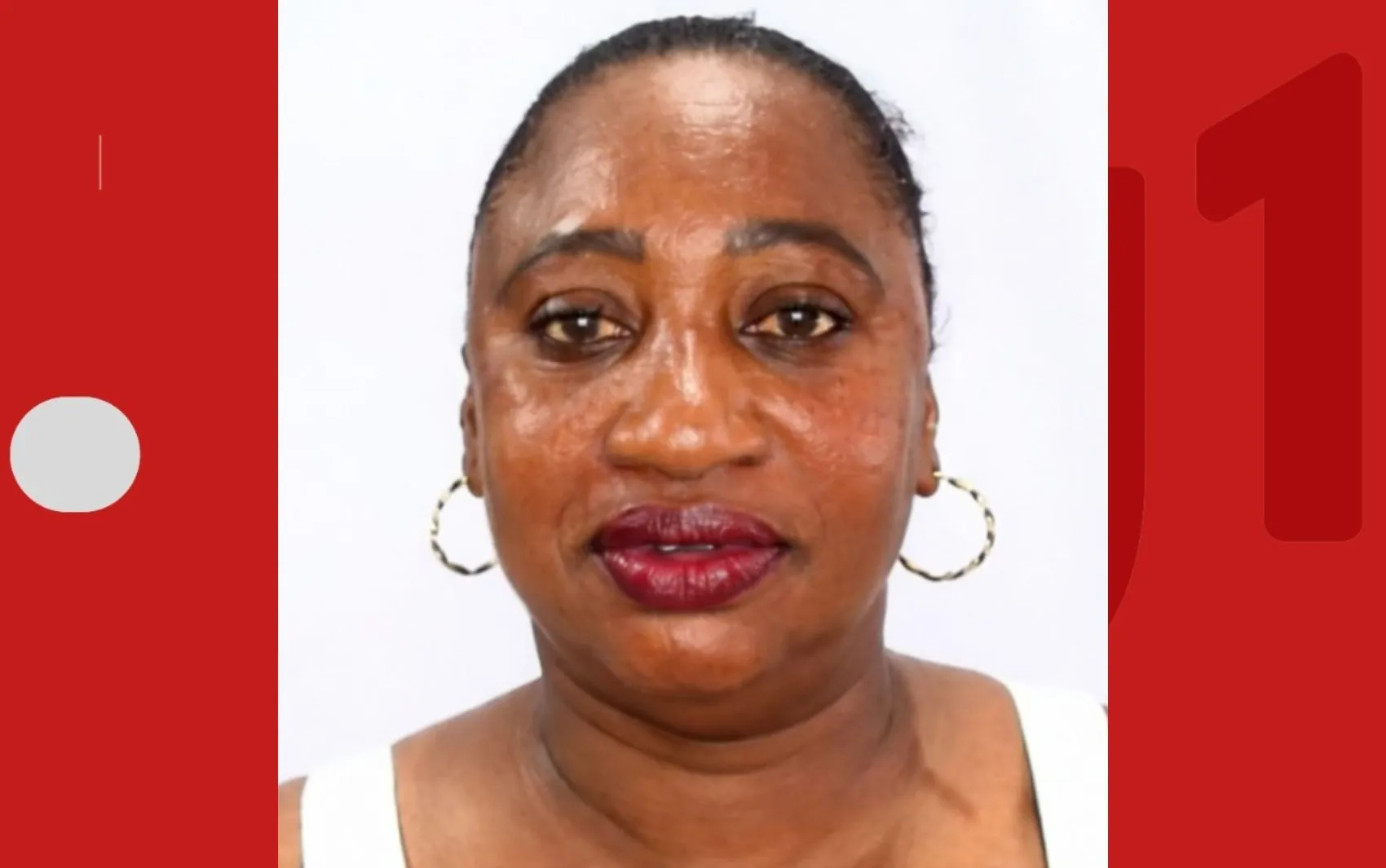 Patrulhamento policial em Pelourinho, Salvador, com turistas caminhando entre edifícios coloridos