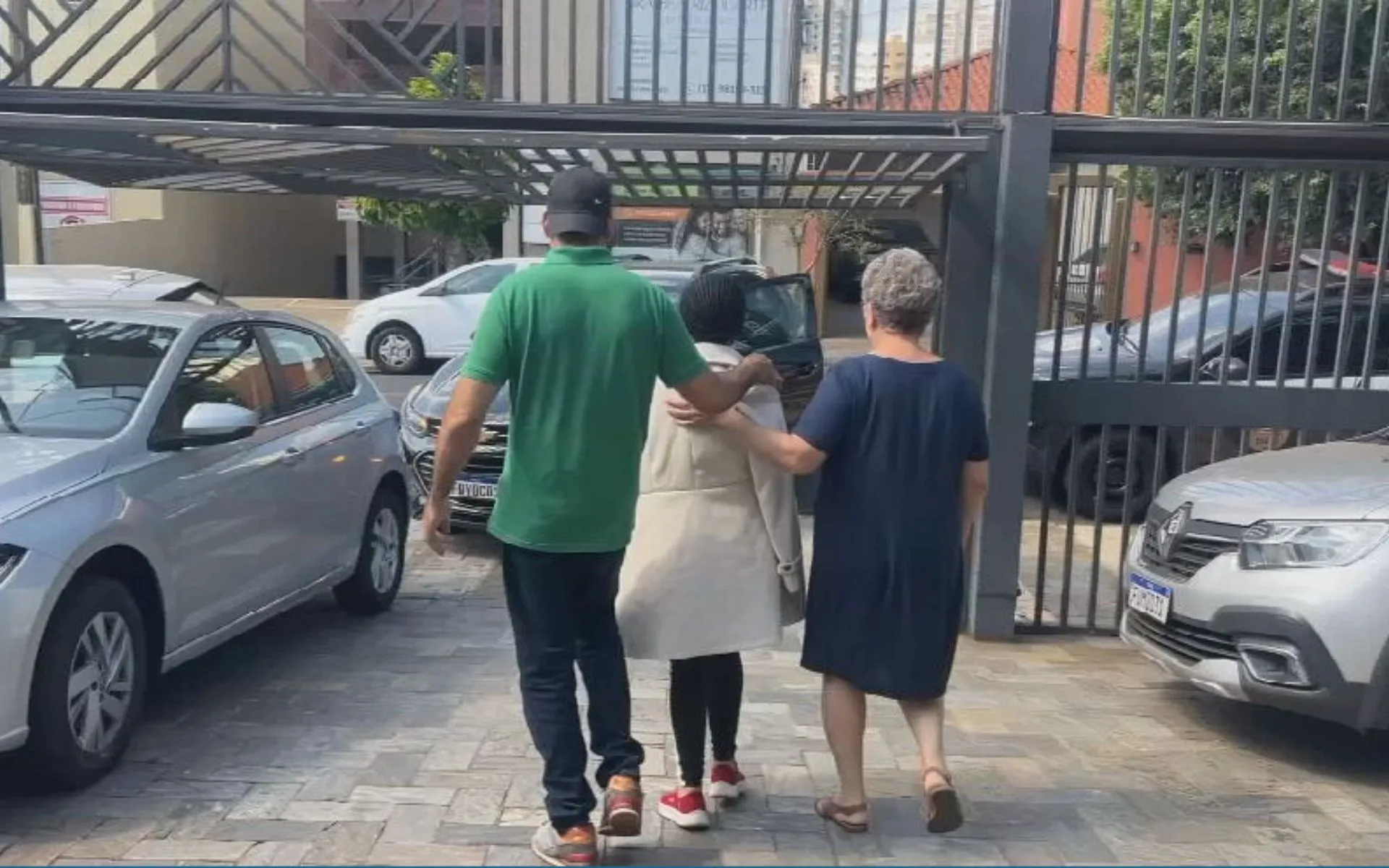 Mulher de 51 anos prestando depoimento após ser atacada pelo filho com facão.