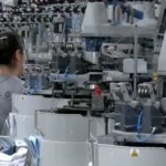 Mulheres operárias na indústria fluminense, com foco na inclusão e diversidade de gênero.