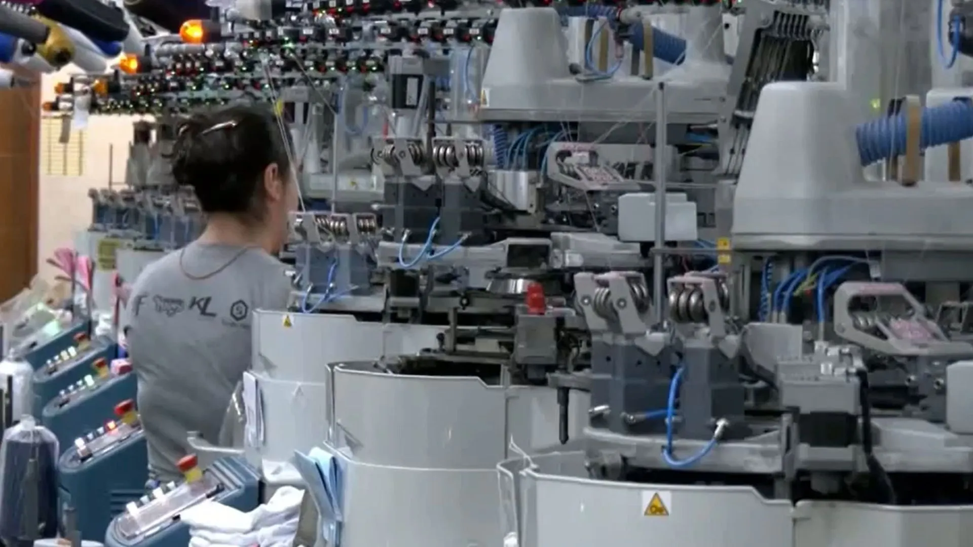 Mulheres operárias na indústria fluminense, com foco na inclusão e diversidade de gênero.