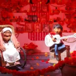 Pessoas interagem com estátuas de personagens e cenários de filmes Pixar na exposição Mundo Pixar no Rio