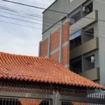 Muro de tijolos de 13 metros de altura bloqueando prédio em Passos, Minas Gerais