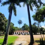 Fachada do Museu Monteiro Lobato em Taubaté, antiga fazenda de seu avô, com jardim.
