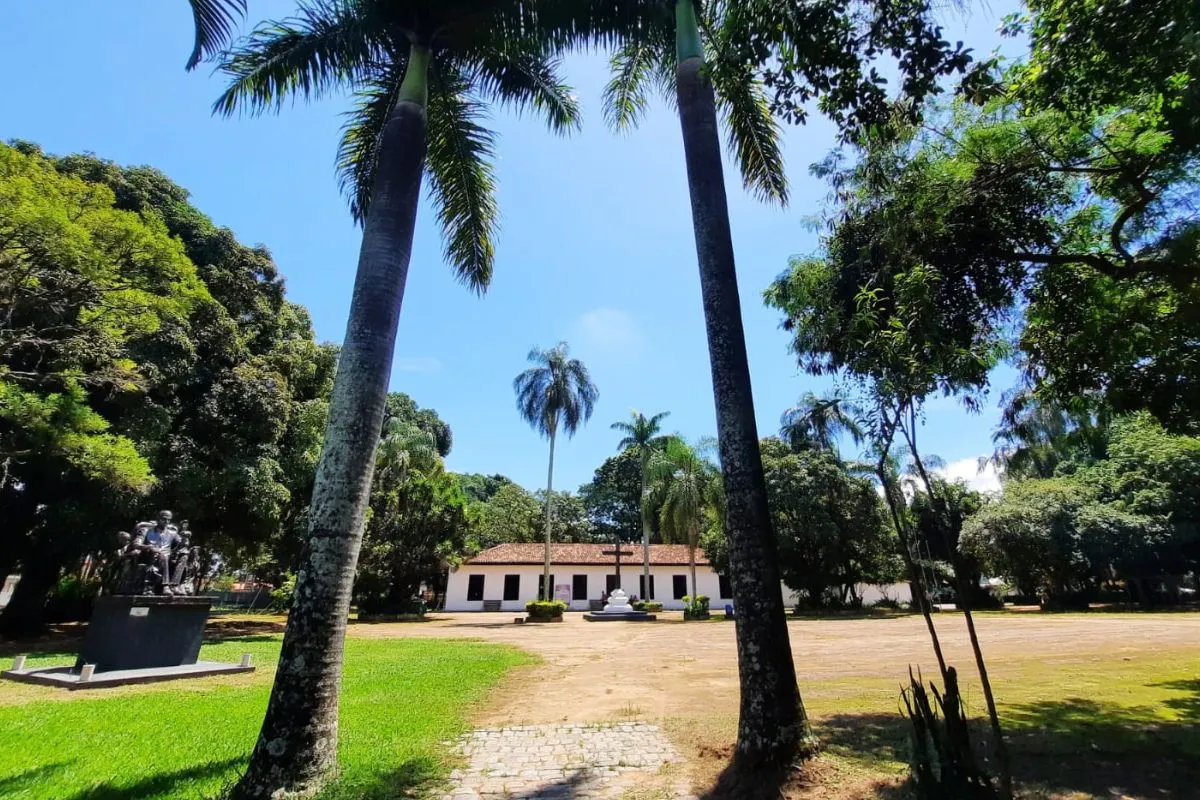 Fachada do Museu Monteiro Lobato em Taubaté, antiga fazenda de seu avô, com jardim.