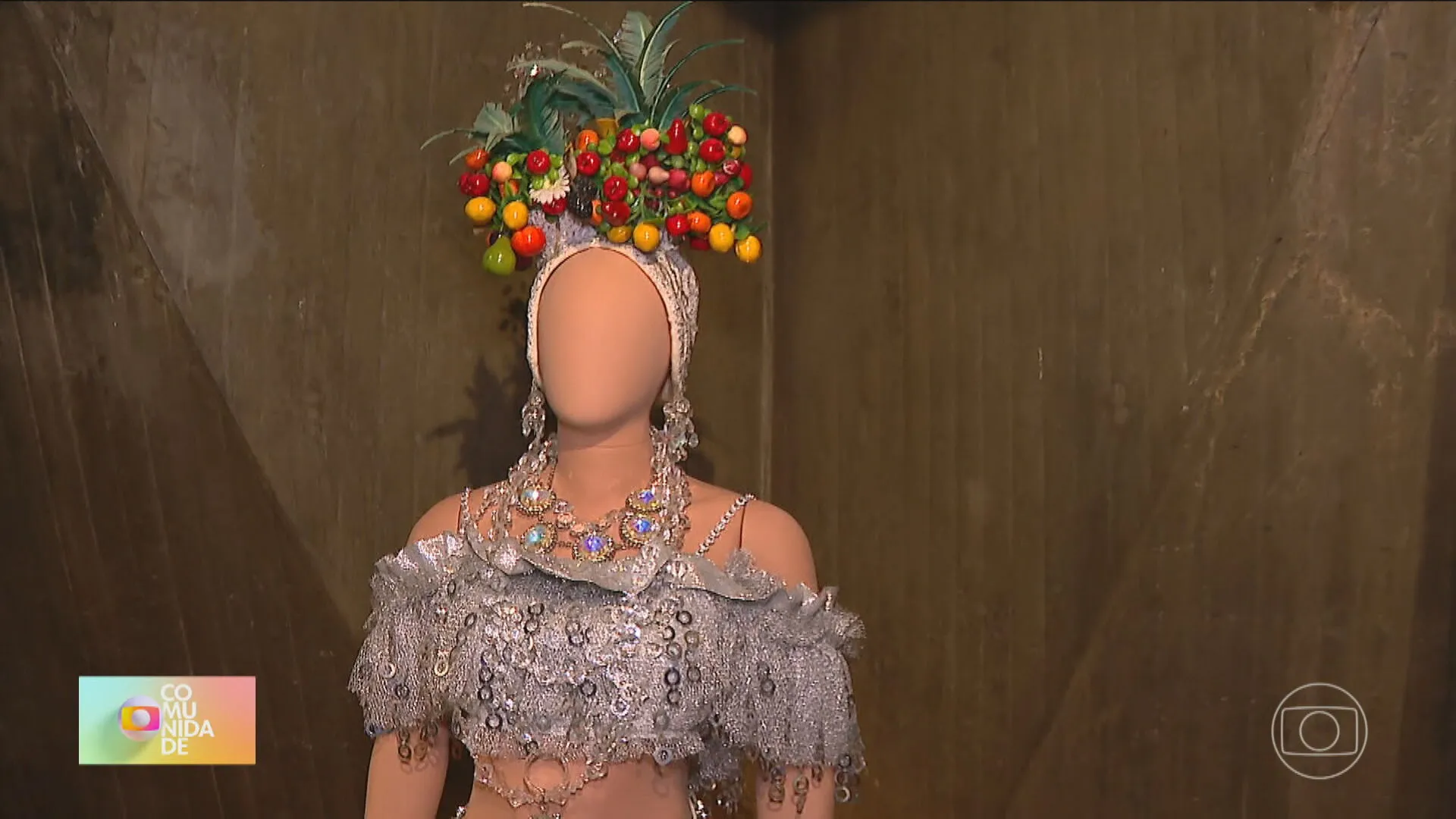 Figurino de Carmen Miranda com frutas no Museu Carmen Miranda