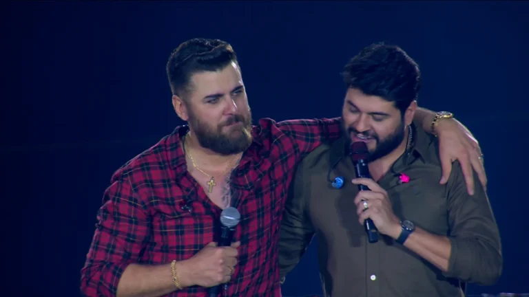 Zé Neto e Cristiano cantando no palco, show sertanejo