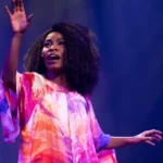 Larissa Noel como Zezé Motta no musical