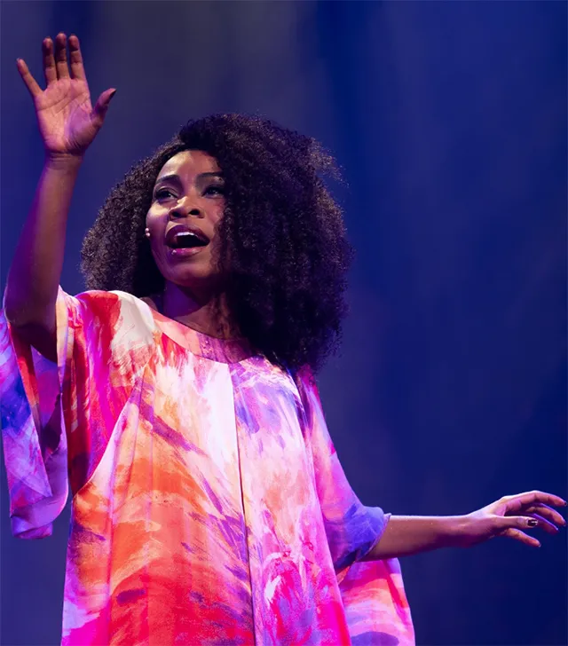 Larissa Noel como Zezé Motta no musical