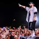 Memorial para Chorão com skate e flores