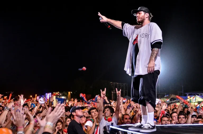 Memorial para Chorão com skate e flores