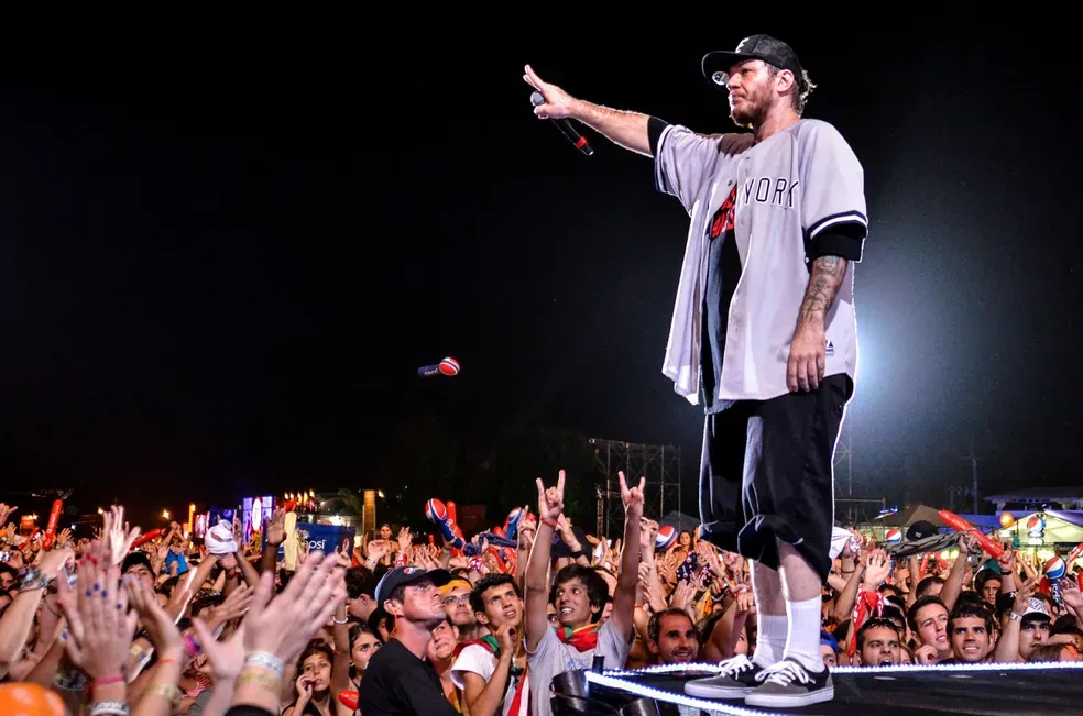 Memorial para Chorão com skate e flores