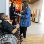 Grupo de candidatos PCD em Mogi das Cruzes conversando com recrutadores em mutirão de empregos.