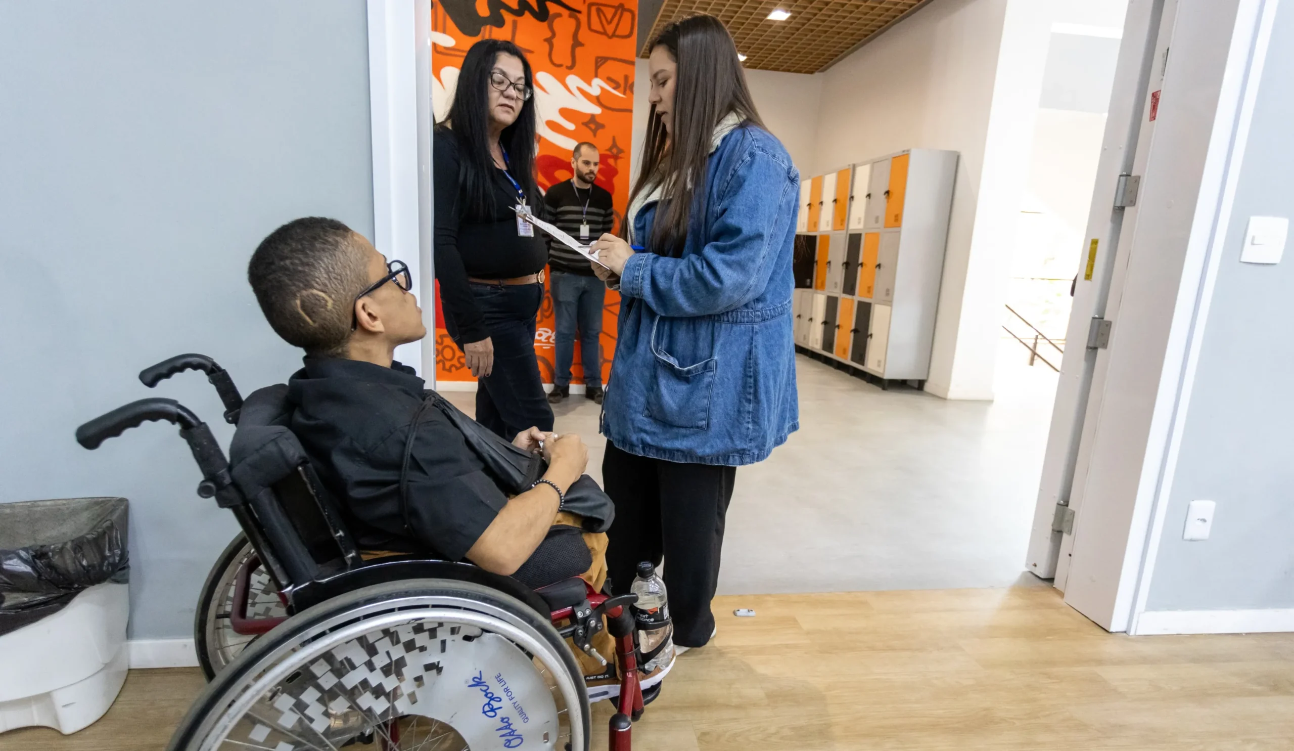 Grupo de candidatos PCD em Mogi das Cruzes conversando com recrutadores em mutirão de empregos.