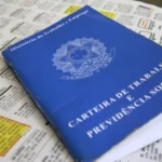 Mutirão de empregos em Mogi das Cruzes com pessoas entregando currículos