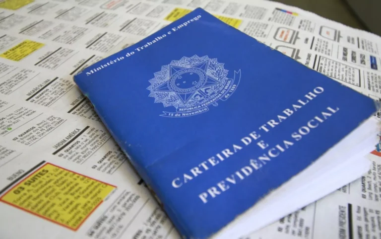 Mutirão de empregos em Mogi das Cruzes com pessoas entregando currículos