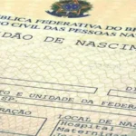 Grupo diverso de pessoas recebendo documentos em mutirão de cidadania em Minas Gerais