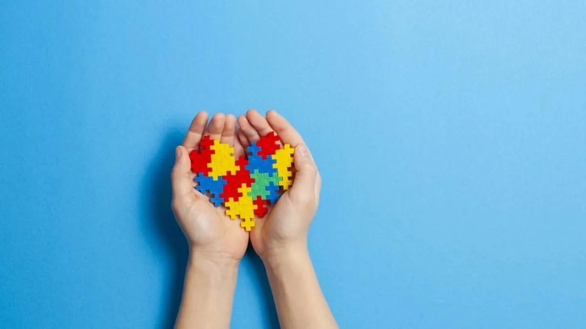 Grupo diverso de pessoas com autismo, incluindo homens e mulheres, em ambiente acolhedor na Bahia