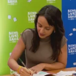 Aline Bei falando em um evento literário, Bienal do Livro Bahia, autora brasileira